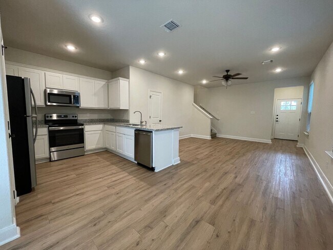 Building Photo - 10318 Lynwood Vlg