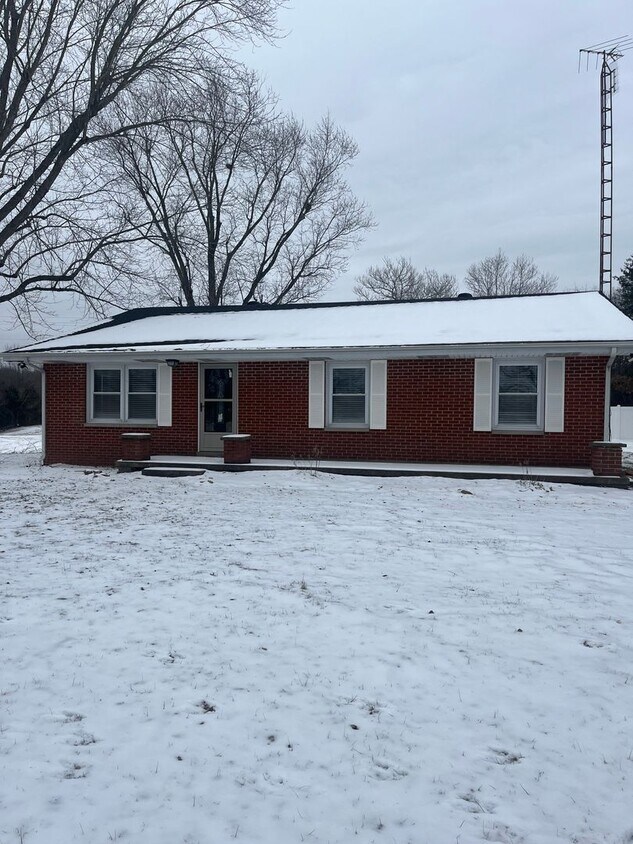 Primary Photo - 3 BR brick home in Plano area