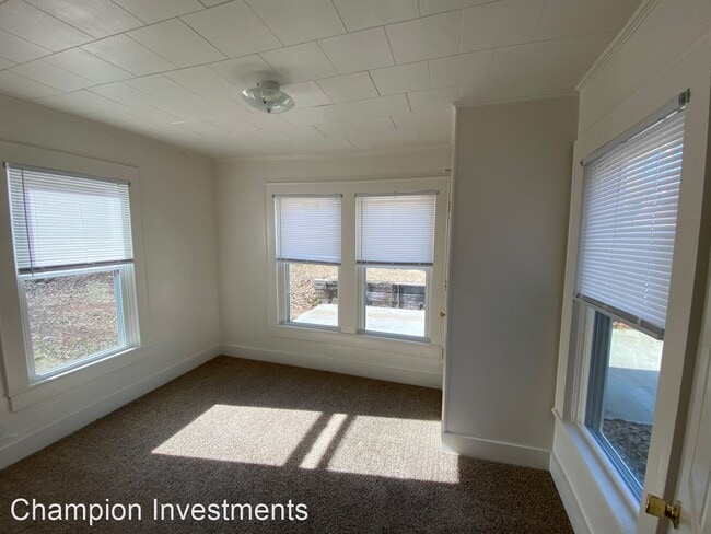 Building Photo - 3 br, 1 bath House - 814 Kings Road