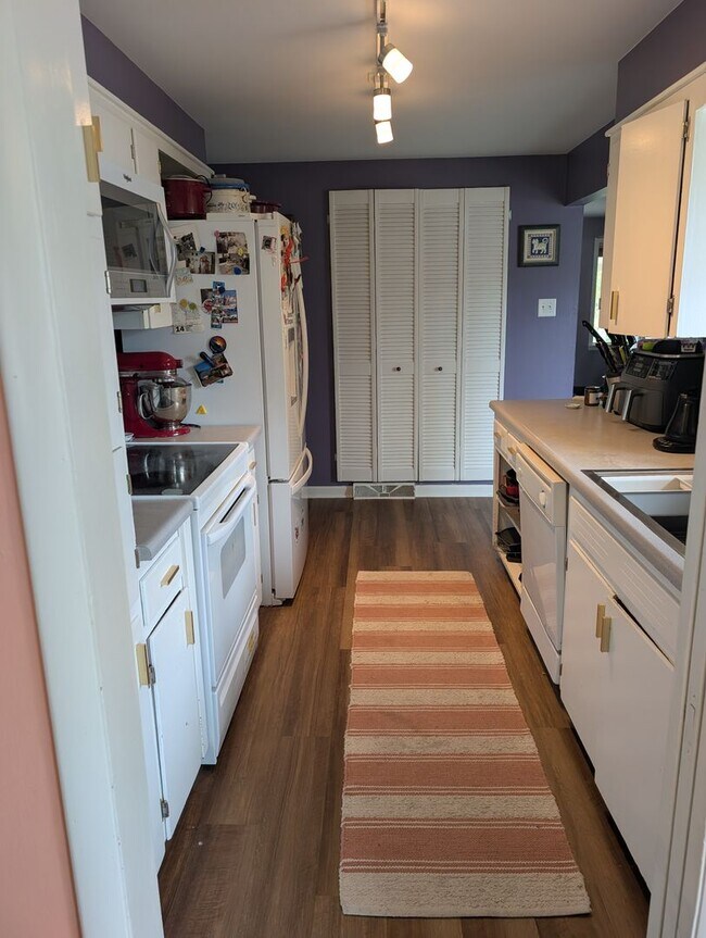 Foto del edificio - Freshly painted 4 bed 2.5 bath home for rent in Broomfield