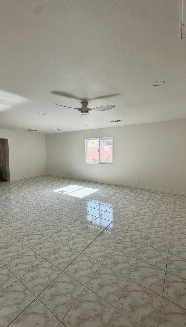 Building Photo - 2721 W Olive Ave