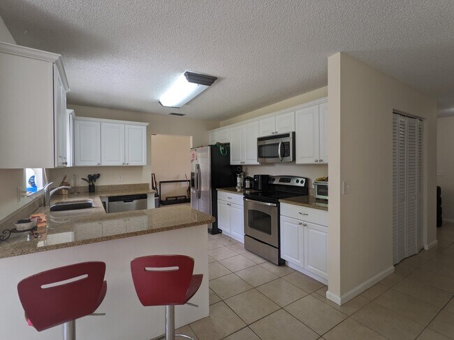 Building Photo - 113 Malaga St