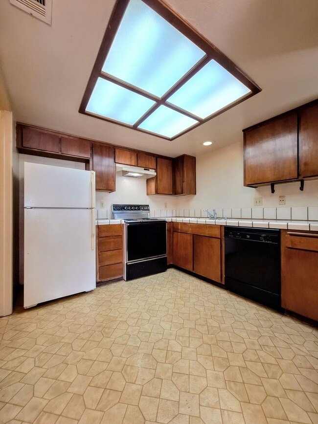 Building Photo - Spacious First Floor 2bd Condo With Laundr...