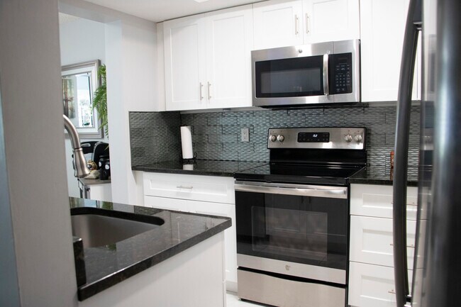 Building Photo - 3154 Via Poinciana