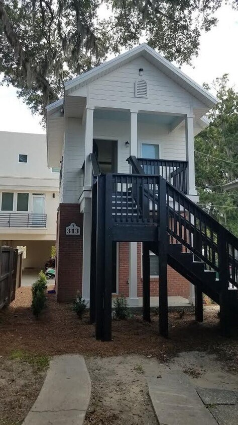 Primary Photo - Recently Built 1 Bedroom, 1 Bathroom Studi...
