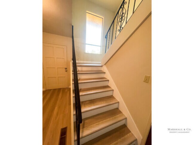 Foto del edificio - UPDATED AND BEAUTIFUL 2BR/1BA DUPLEX TOWNHOME, NEW WOOD FLOORING, PRIV. ENCLOSED BACK YARD, 2 CAR GA