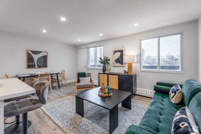 3BR, 1BA - Salon - 1111 Forestwood