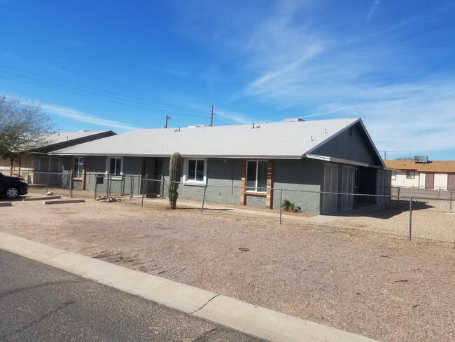Building Photo - 426 E Quail Ave