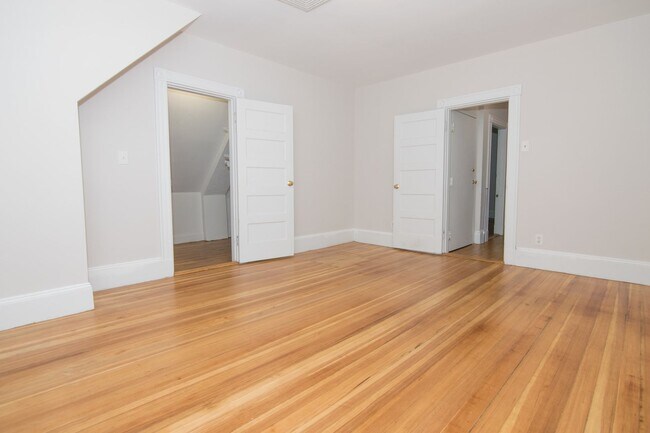 Building Photo - Gorgeous Bright, Sunny and HUGE New Renova...