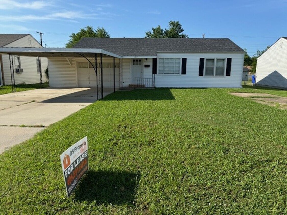 Primary Photo - 2 bed, one bath in Norman with carport!