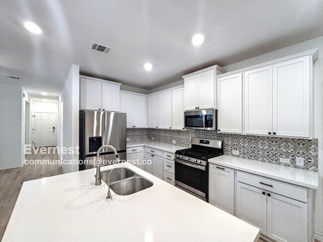 Foto del edificio - Beautiful 3-Bedroom Home  with Private Yar...