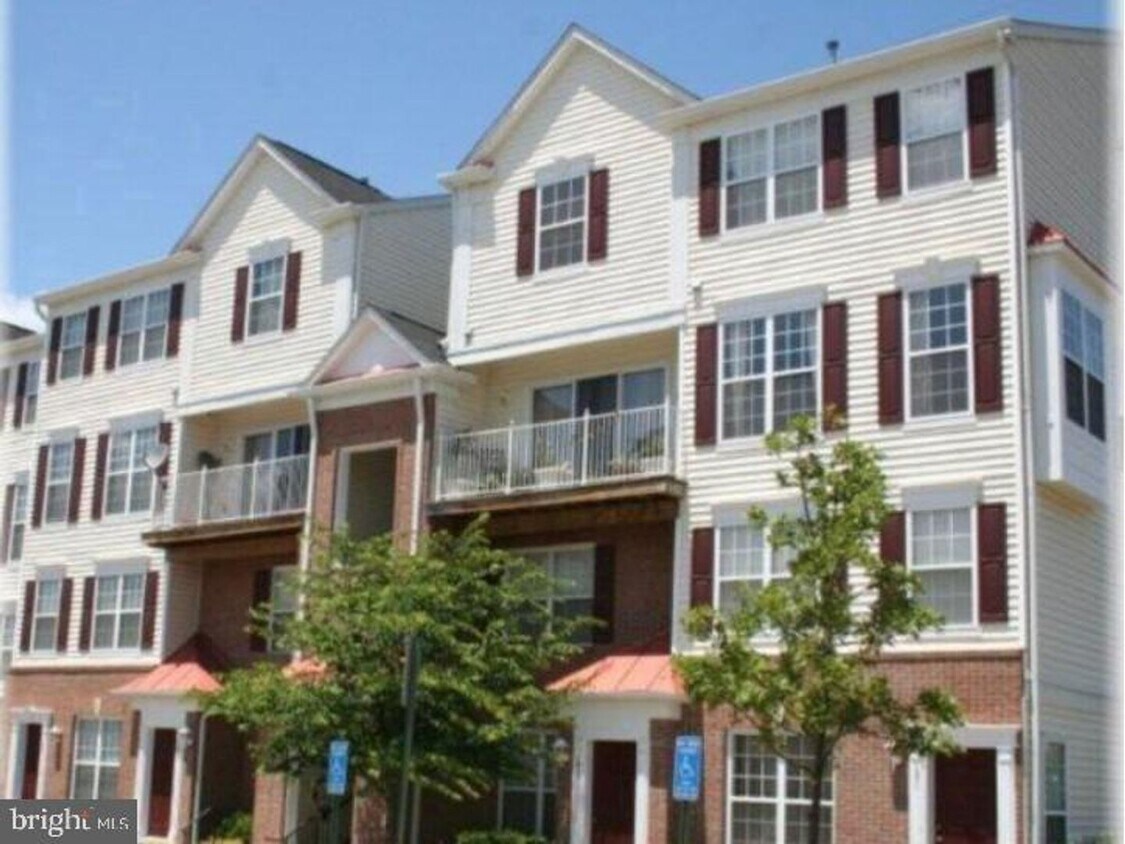 Welcome to this beautifully appointed two level upper condominium that combines modern style with... - Welcome to this beautifully appointed two level upper condominium that combines modern style with...