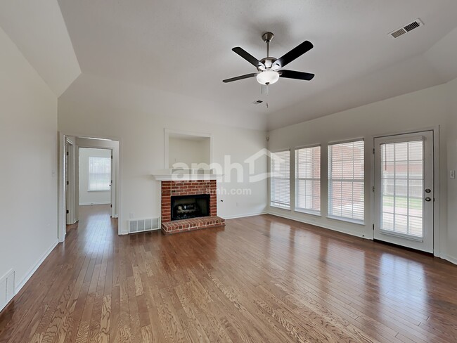 Foto del edificio - 5634 Broadway Drive West