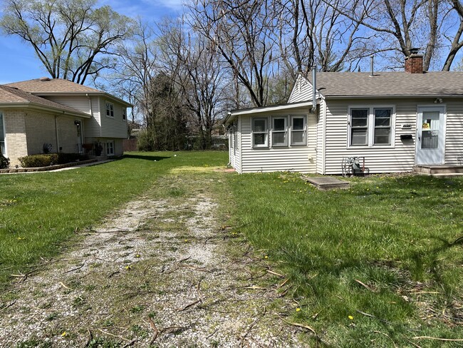 Building Photo - 2122 Sprucewood Ave