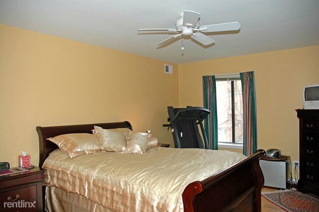Foto del edificio - 5815 Edson Ln