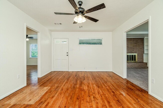 Foto del edificio - Super nice 5 Bedroom 3 bath property for r...