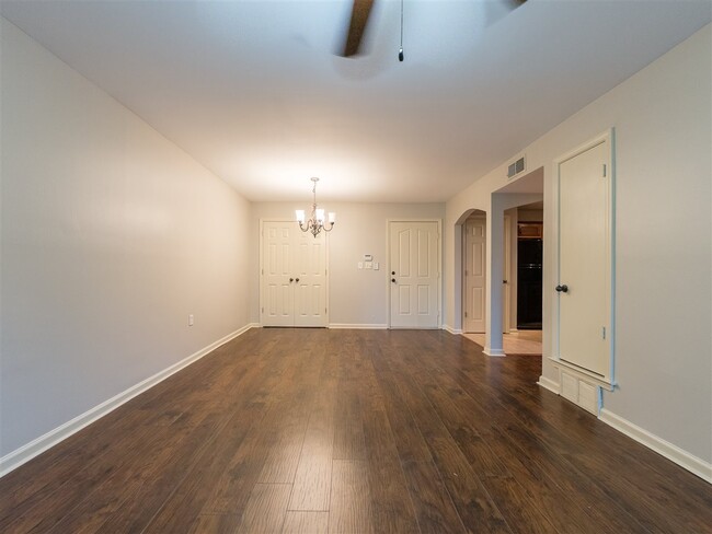 Building Photo - 210 S McLean Blvd