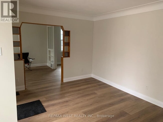 Photo du bâtiment - 430 Queen Mary Dr