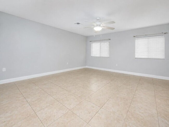 Foto del edificio - 1223 W 27th St