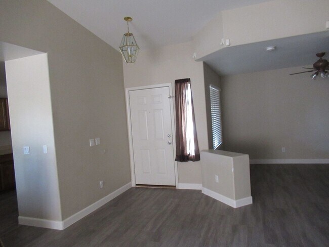 Building Photo - Nice Home in Estrella Vista Community, Goo...
