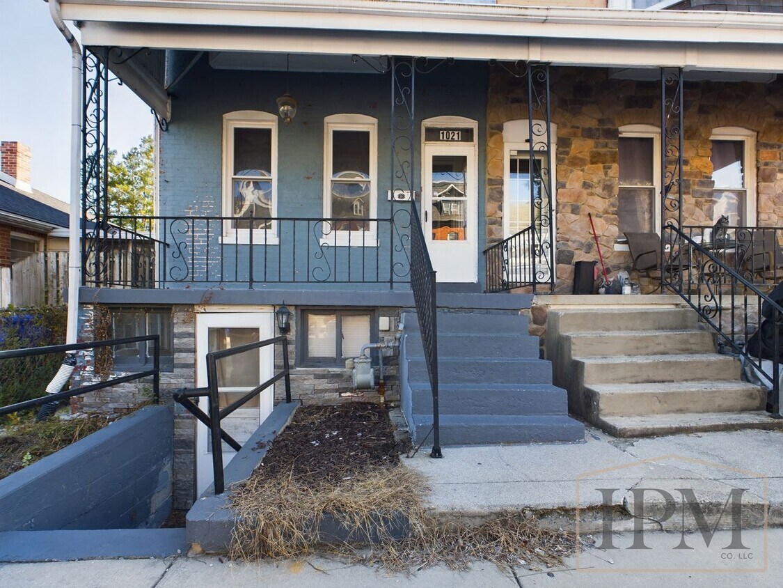 Primary Photo - Available Now Spacious 5 Bedroom Home Loca...