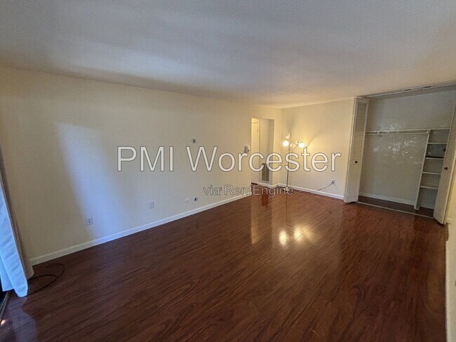 Building Photo - 66 Shrewsbury Green Dr