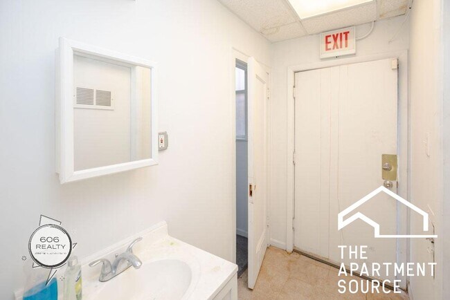 Building Photo - 1550 W 95th St