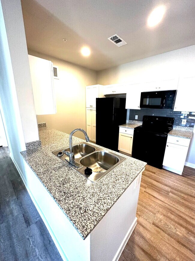 Foto del edificio - 1051 N Farm to Market 1660