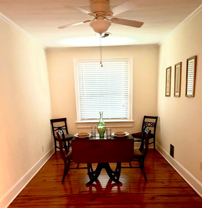 Dining area - 345 E 13th St