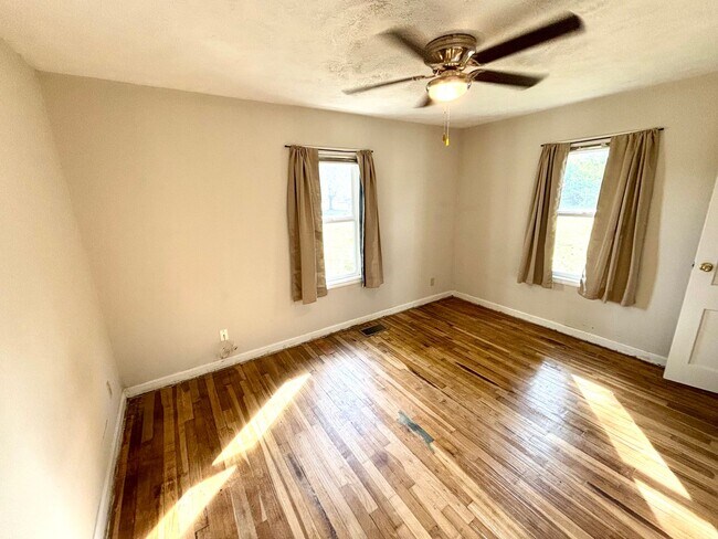 Building Photo - 2 Bedroom, 1 Bath Home - North Side Locati...