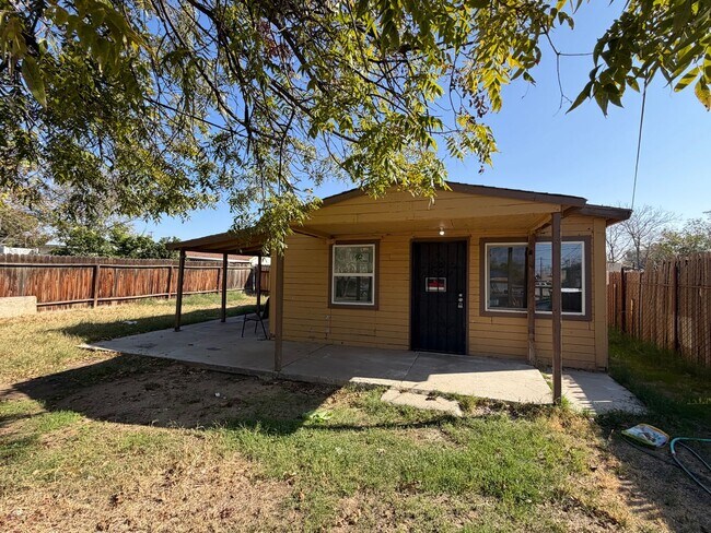 Foto del edificio - Updated w/wrap around Porch!