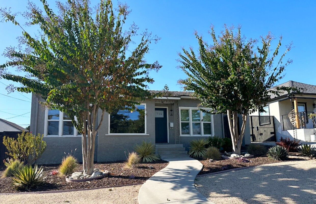 Foto principal - 3 Bdrm/2 Bath Mid-Century Home in Golden H...