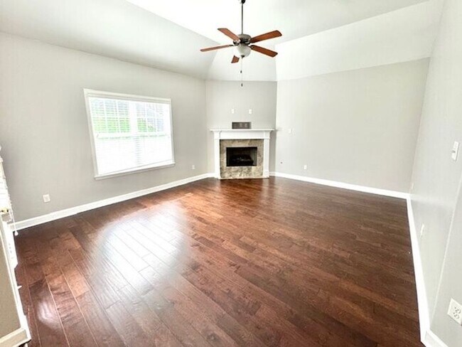 Foto del edificio - Spacious 4 Bedroom 3 Bath Home In Southeast