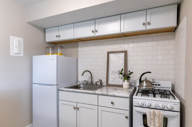 Building Photo - Highland Park Apartments; Renovated Deluxe...