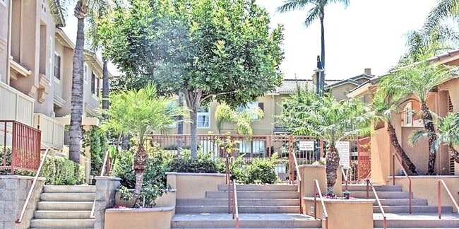 Photo - 317 W Summerfield Cir Townhome