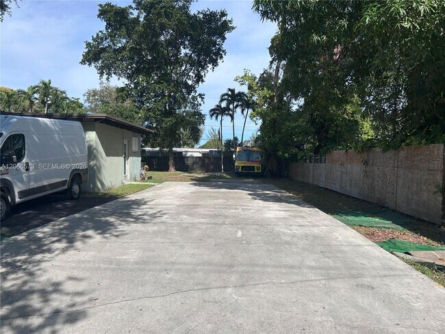 Foto del edificio - 1543 NE 144th St