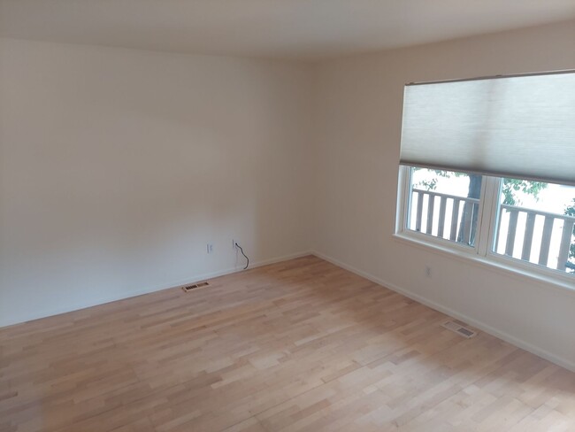 Building Photo - Beautiful Townhouse in Louisville!!