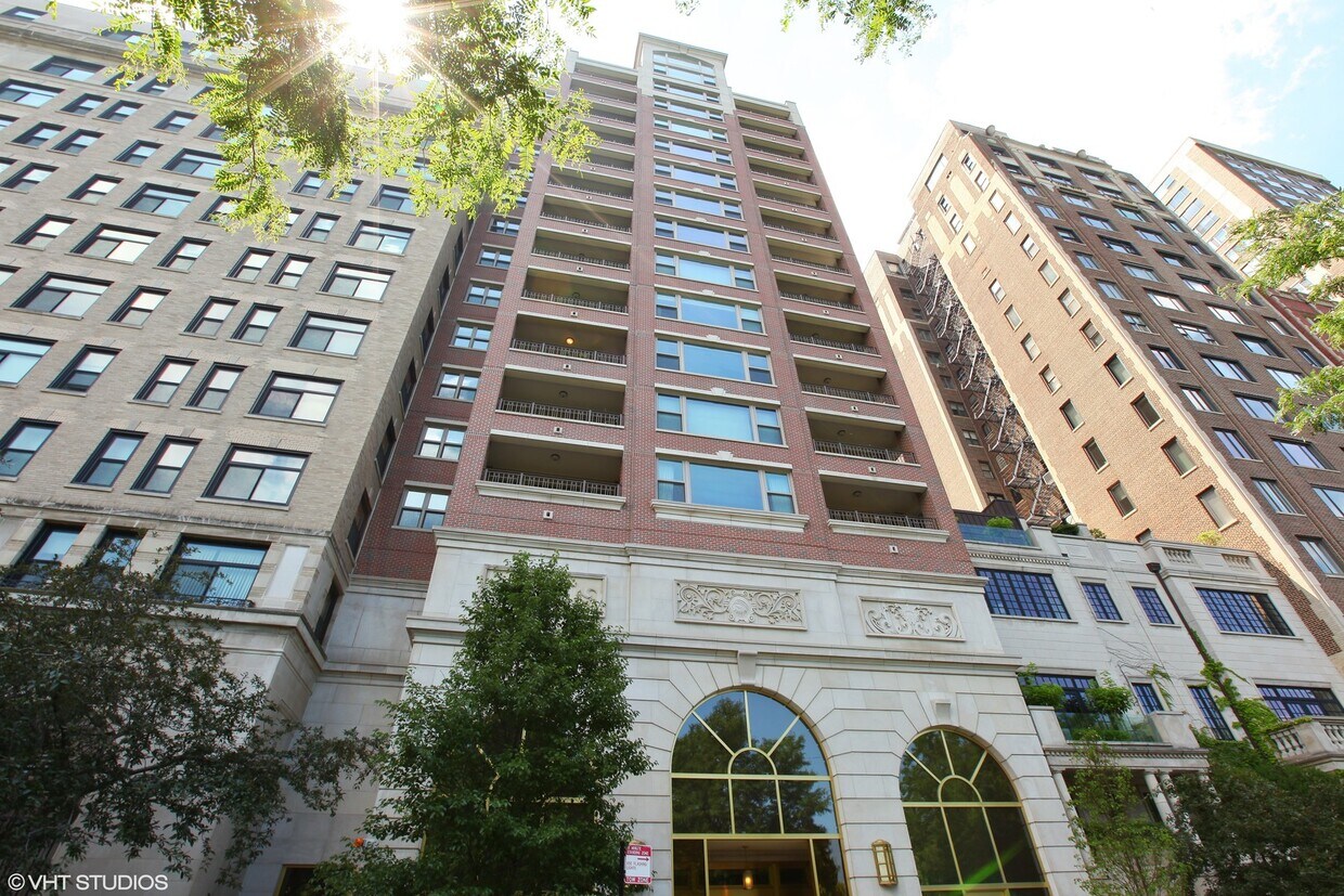 Foto principal - 2120 N Lincoln Park W