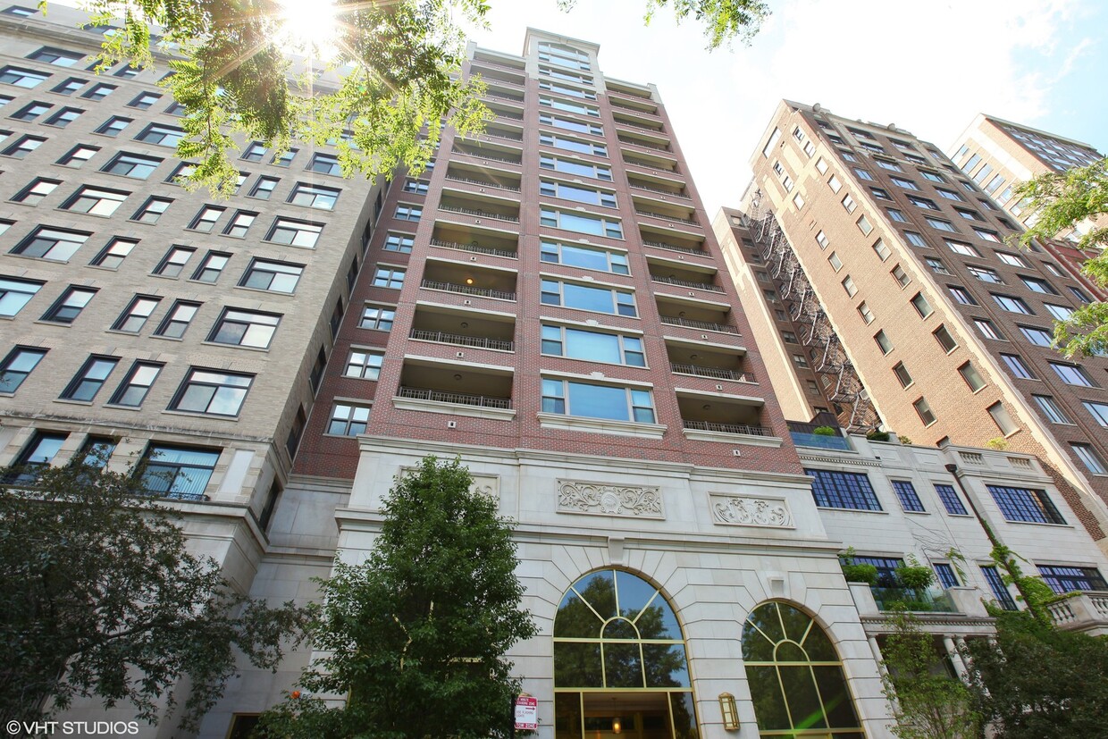 Primary Photo - 2120 N Lincoln Park W