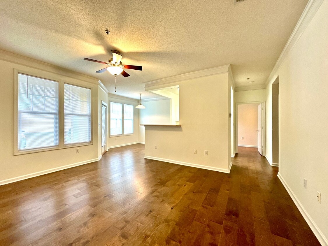 Foto principal - 2 Bedroom, 2 Bath Condo in Southampton Poi...