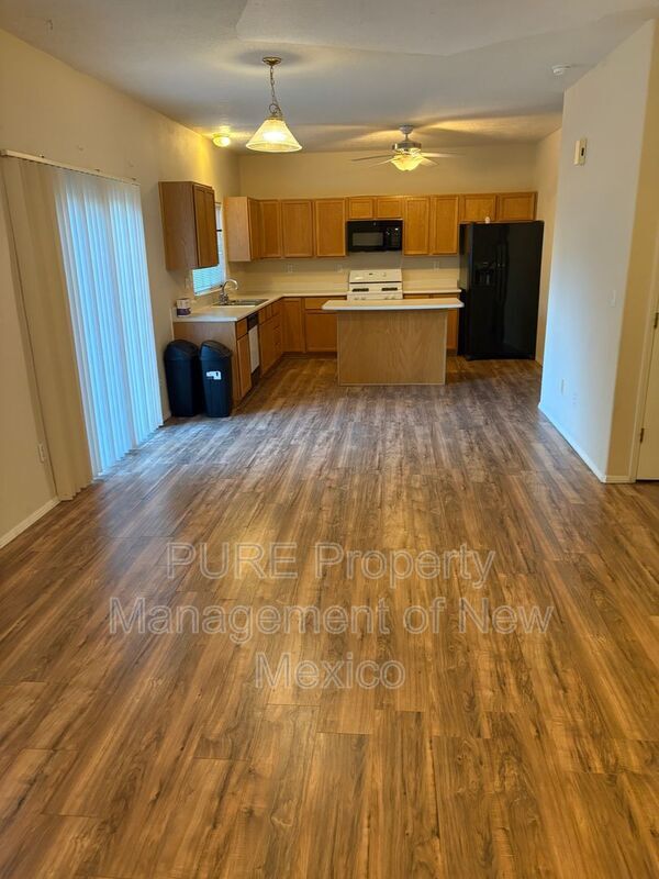 Building Photo - 220 Bellehaven Ln NE