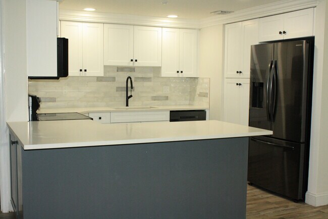 Building Photo - 4401 Crystal Lake Dr