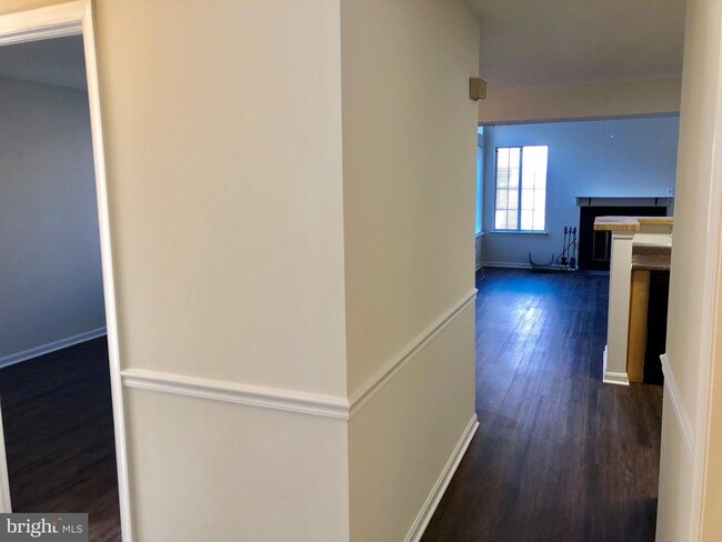 Building Photo - 1617 Carriage House Terrace