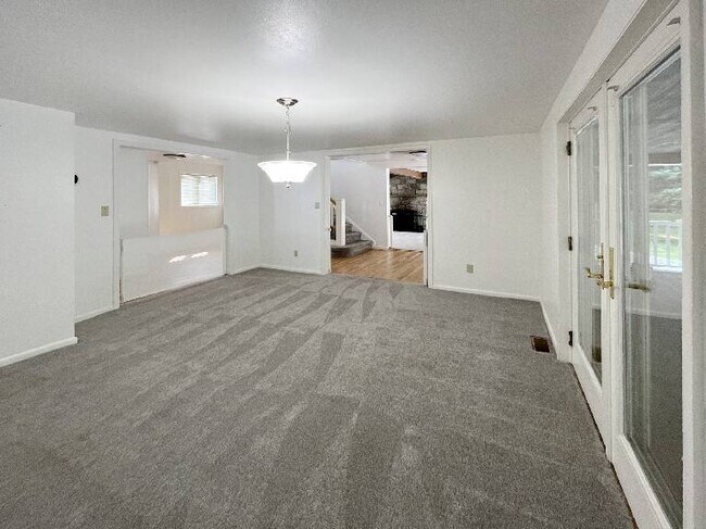 Building Photo - 3-4 Bedroom Country Colonial on Estate