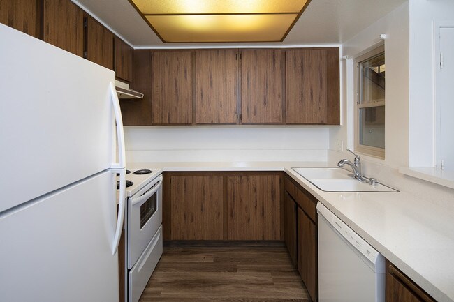 Building Photo - Mission Valley 1 Bedroom Condo w/ Pool, Spa, Fitness Center!