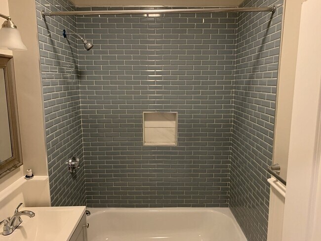 Building Photo - 15-17-17 Lorna Rd