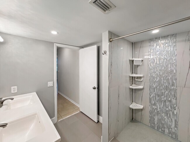 Foto del edificio - 2112 S Cypress Bend Dr