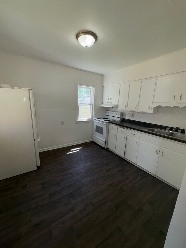 Building Photo - Move-In Ready Home in Waterloo