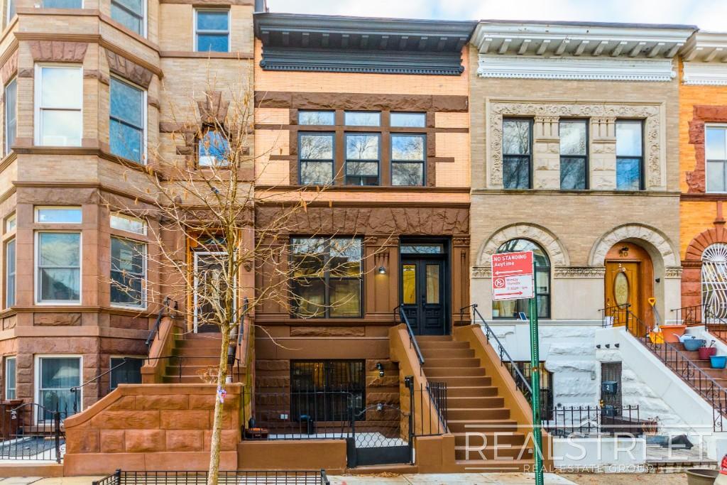 Primary Photo - Magnificant Brownstone Triplex in Crown He...