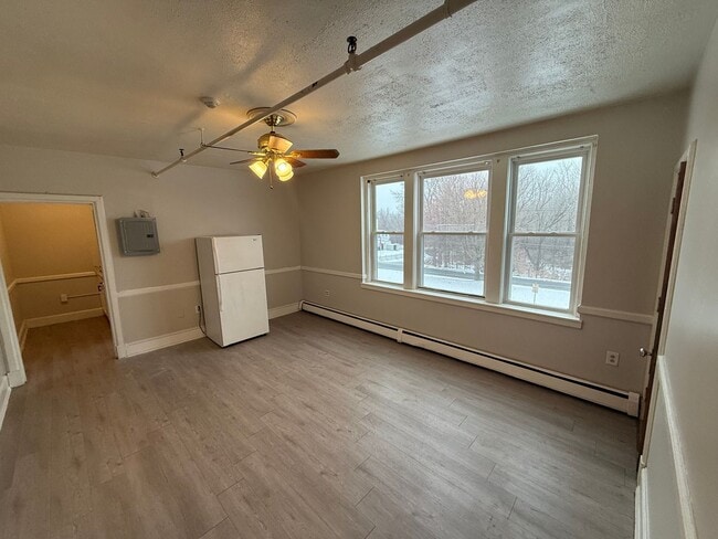 Building Photo - 423 Pelham St